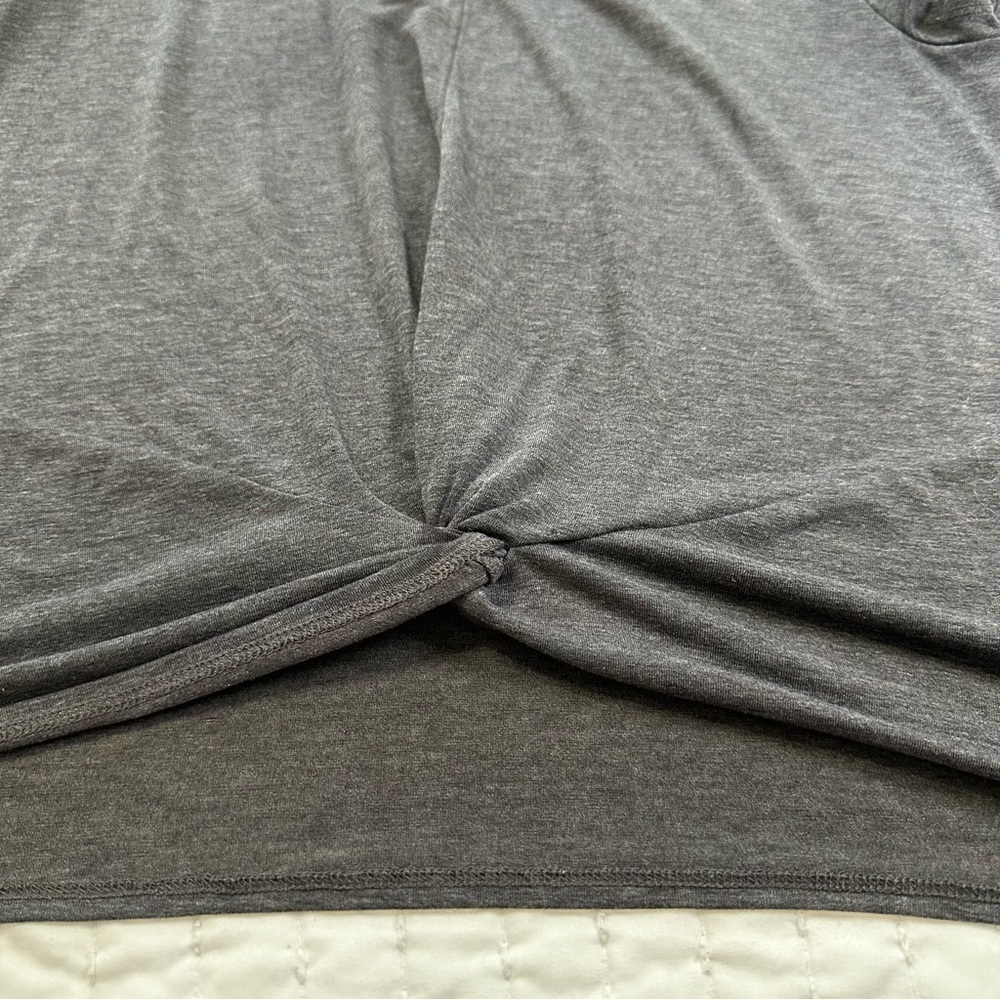 Athleta Essence Twist Tee Top Size M Heather Gray Short Sleeve
Sleeves Size M - Picture 9 of 10